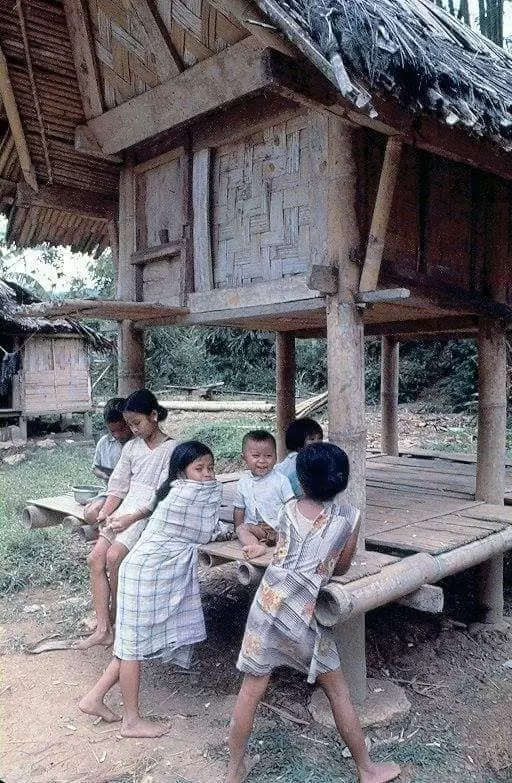 Anak-anak Toraja tengan bercanda gurau di bawah Tongkonan