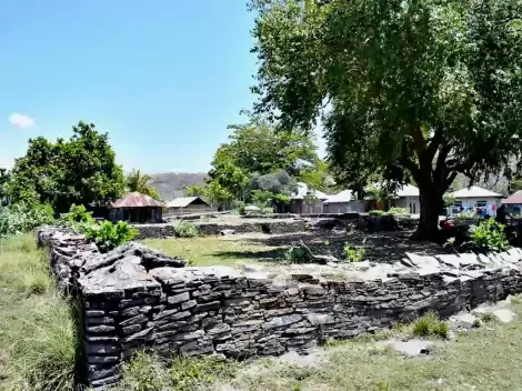 Pagar batu yang mengelilingi istana raja Adonara di desa Sagu dan didalamnya terdapat sebuah sumur tua serta puing kolam pemandian raja.