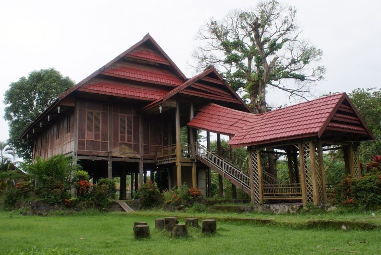 Rumah adat Langkanae Luwu