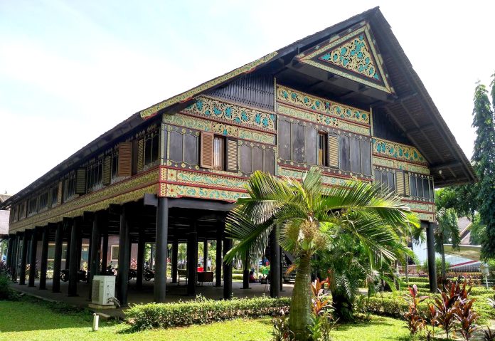 Filosofi Rumah Adat Krong Bade