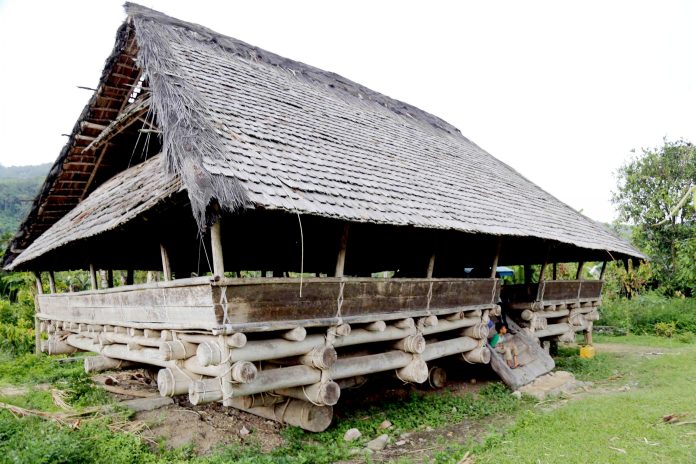 Rumah adat Lobo