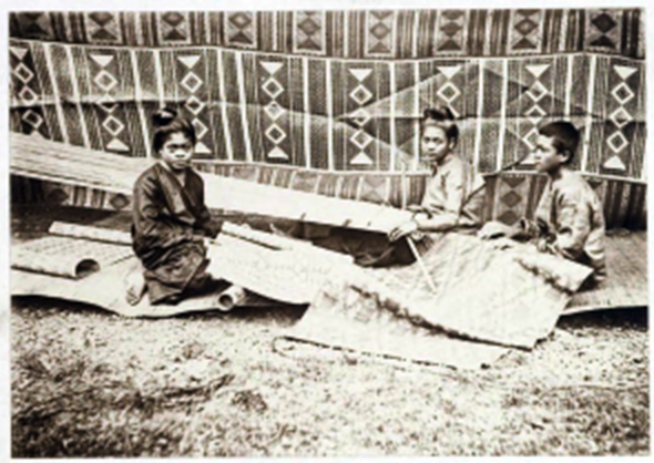 Tenun wanita di Sangihe1925