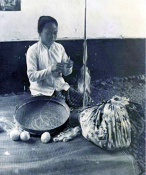 Wanita menyiapkan serat kopi di Sangihe. 1910