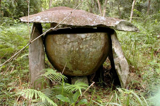 kuburan batu Kayan Mentarang